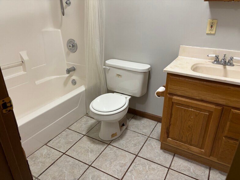 Building Photo - 4937 N River Rd