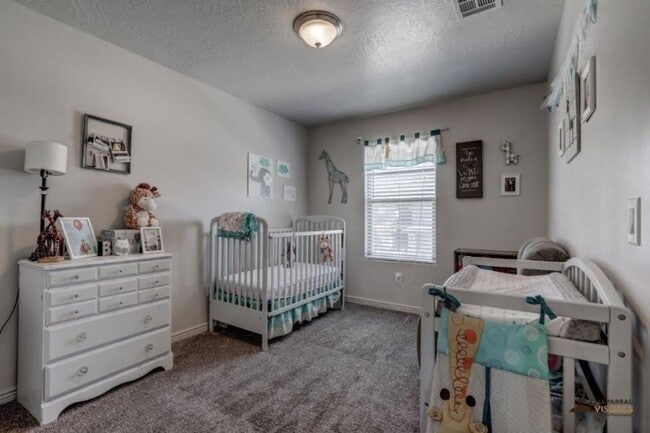 Building Photo - 3 Bedroom Fossil Hills Townhome. Dog Friendly!