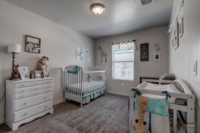 Building Photo - Pet Friendly: 3 Bedroom Fossil Hills Townhome With 2 Car Garage
