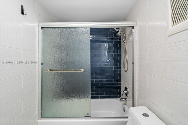 Building Photo - 4101 Pine Tree Dr