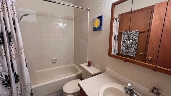 Building Photo - Single Family House off Turpin! 3 Bed/2 Ba...