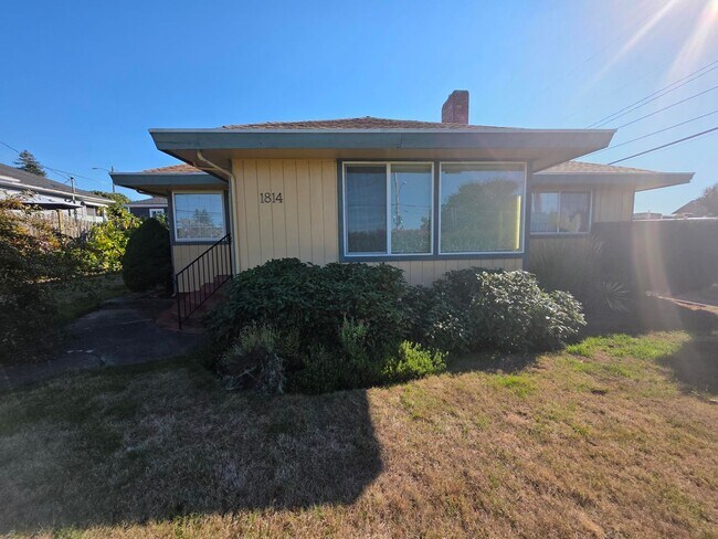 Building Photo - 2 Bedroom Home in Manette!