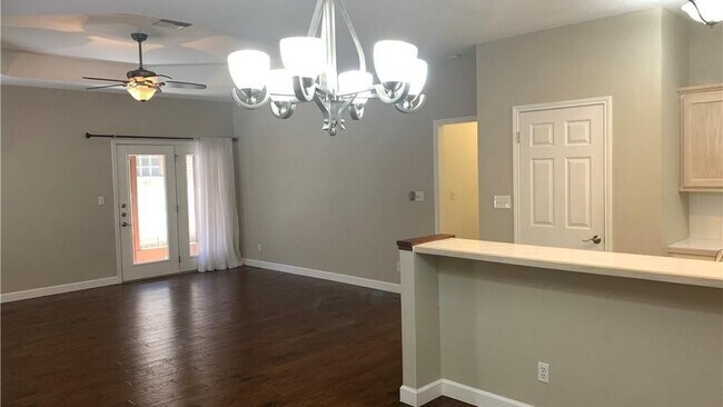 Building Photo - 725 Woodrow Cir