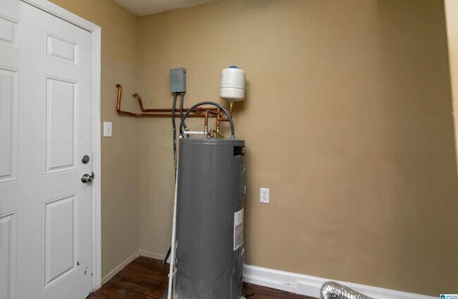 Building Photo - 4/2 Adamsville Home