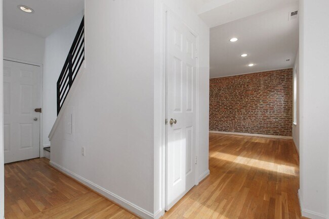 Building Photo - Professionally Managed & Recently Renovated // 2  Bedroom 2  Bathroom Condo // Meridian Hill Park...