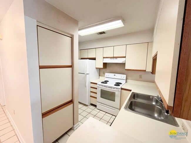 Building Photo - Lovely Ground Floor 1 Bedroom 1 Bath Condo in Bluewater Bay