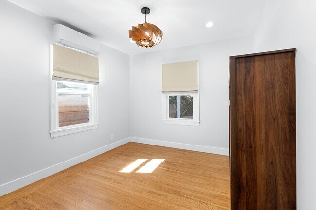 Building Photo - Charming Updated 2 bed, 2 bath Home near D...