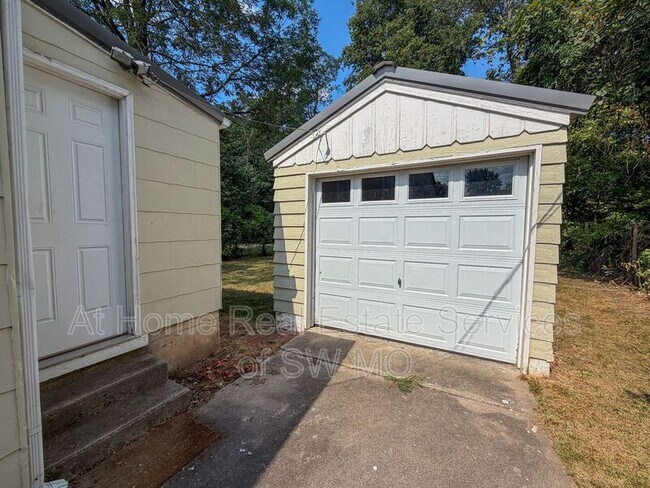 Building Photo - 648 S Fairway Ave