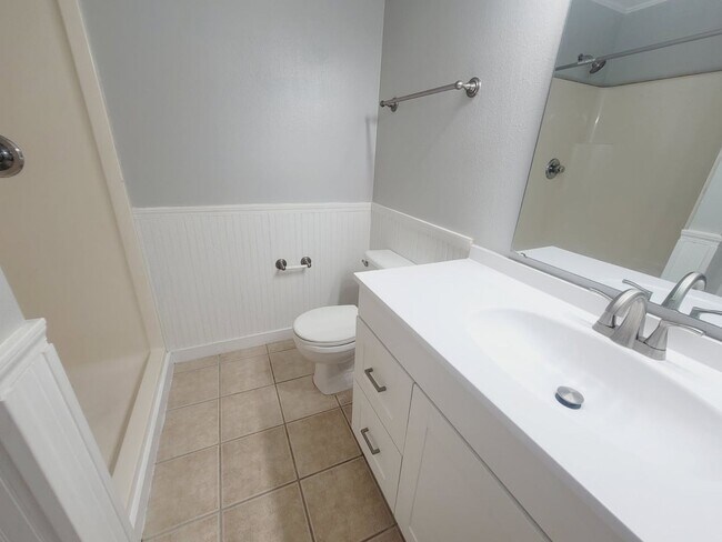 Building Photo - LOVELY 3/2 w/ Screened Porch, New Carpet in Bedrooms, Washer/Dryer, & Privacy Fenced Yard! Includ...