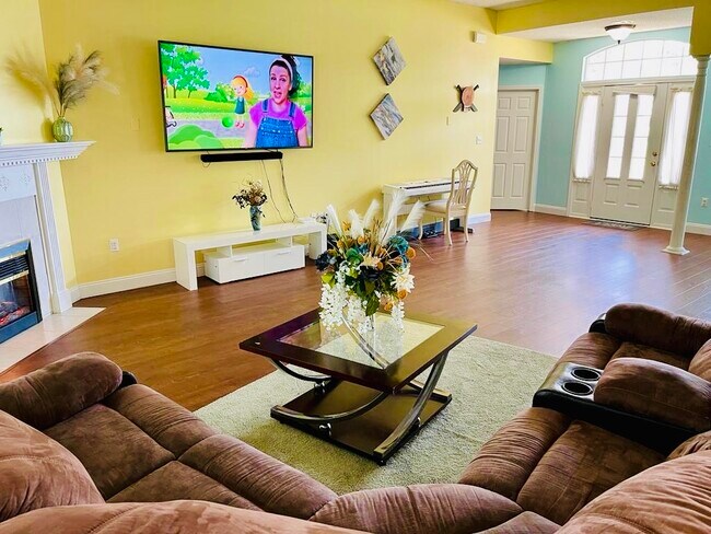 living room - 732 Denise Dr