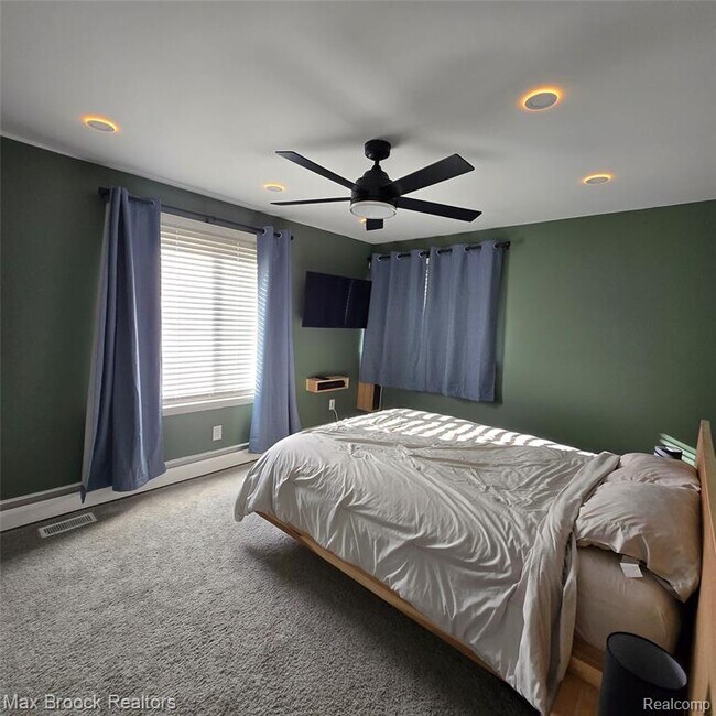 Building Photo - 805 S Winding Dr