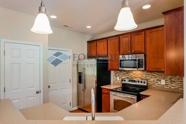 Building Photo - Townhome |Fenced Back Patio with Privacy F...
