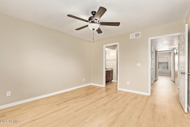 Building Photo - 1402 E Guadalupe Rd