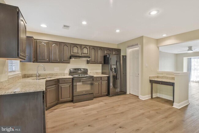 Building Photo - 8872 Stable Forest Pl