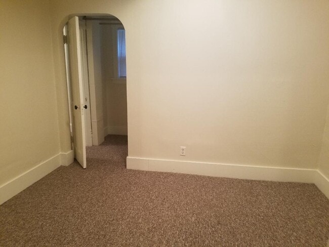 Building Photo - 522 W Maple Ave