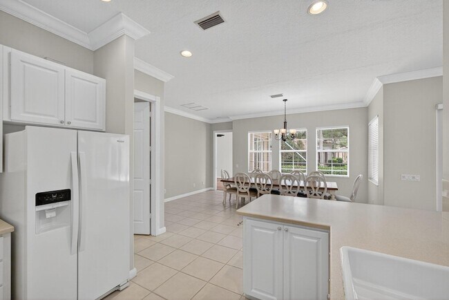 Building Photo - 121 Savona Dr