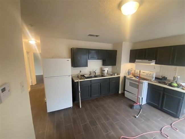 Building Photo - Spacious 3/2 duplex with a garage