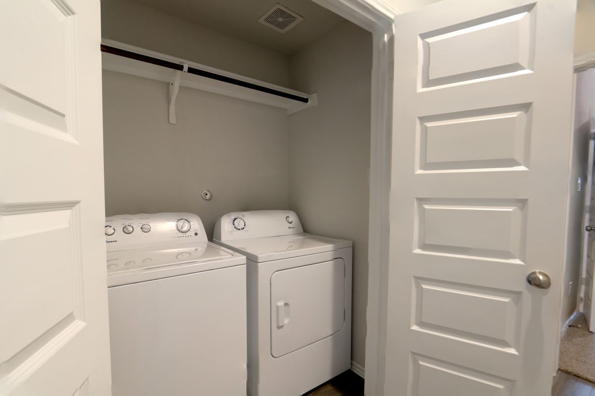 Building Photo - 2091 Olivia Dr