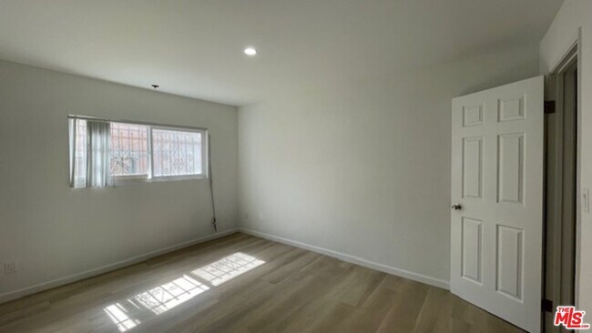 Building Photo - 545 S Manhattan Pl