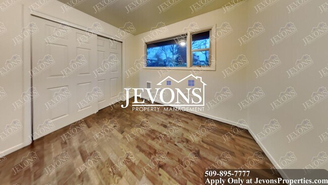 Building Photo - Enjoy the new appliances in this lovely single-family home located in the heart of Tacoma