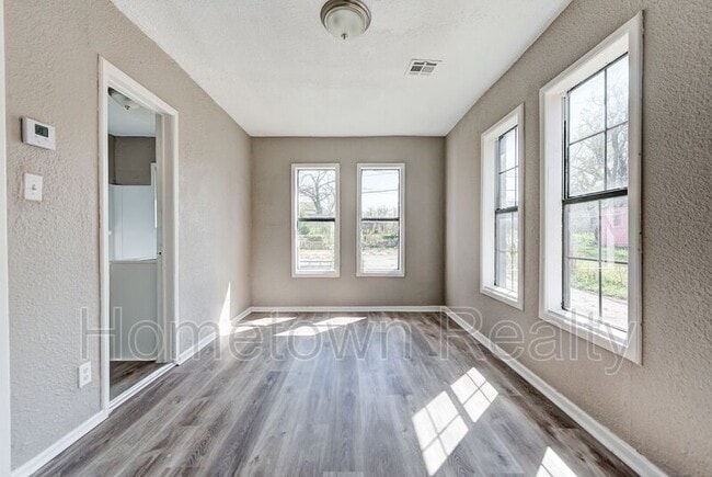 Building Photo - 2120 N Glen Ellyn St