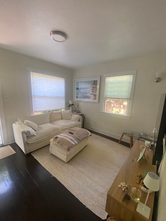 Living room overlooking private garden - 912 1/2 California Ave