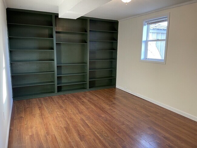 Building Photo - Spacious 1,000 Sq Ft 1 bedroom Lower Unit ...