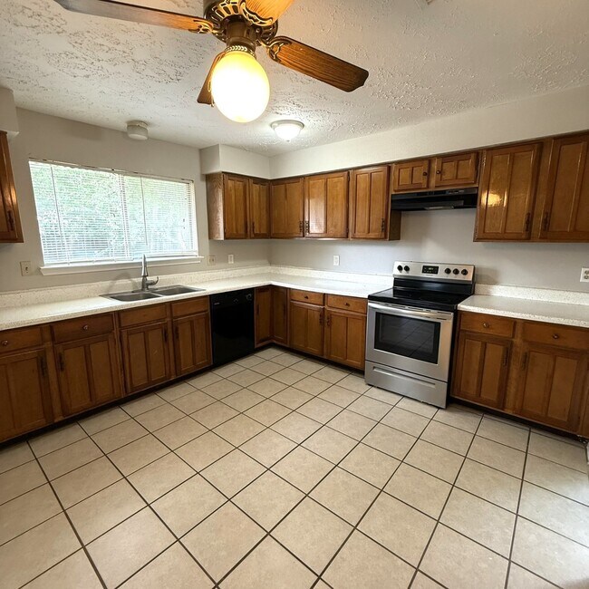Building Photo - 13611 Splintered Oak Dr
