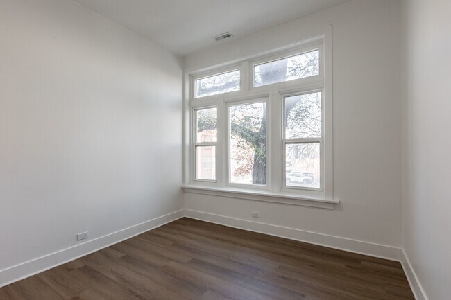 Building Photo - 3211 W Le Moyne St