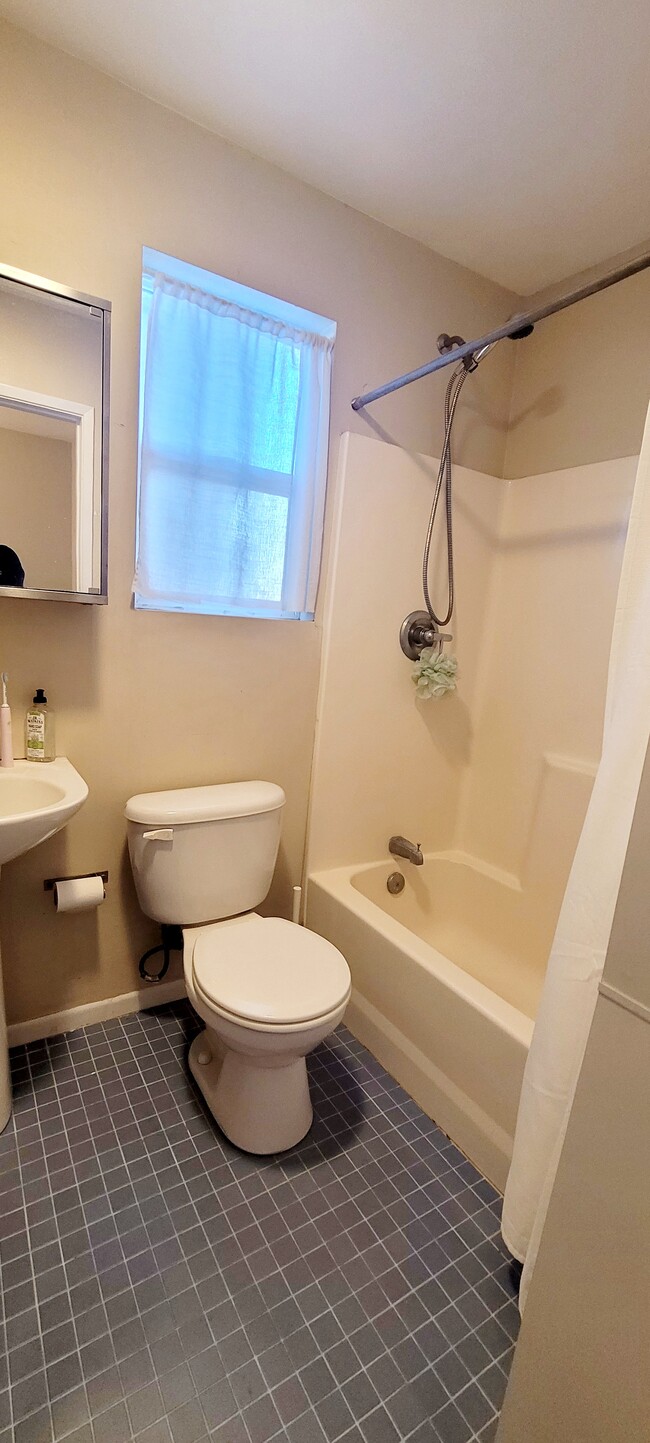 Full bathroom - 348 Patton St