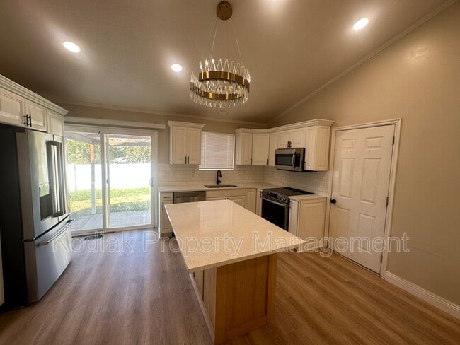 Building Photo - 898 W 1025 N