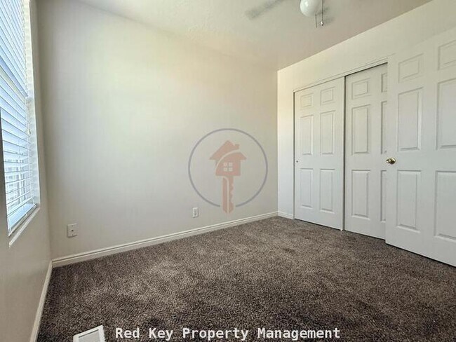 Building Photo - 40 W Townhome
