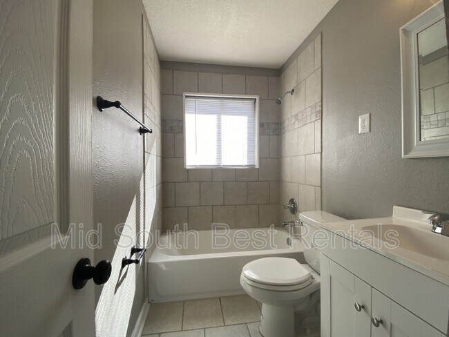 Building Photo - 735 Farris Rd