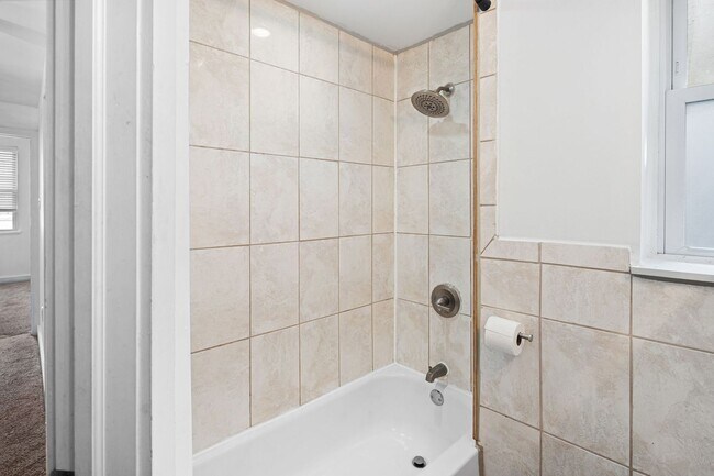 Building Photo - 3 Bedroom Rowhouse For Rent - New Bold