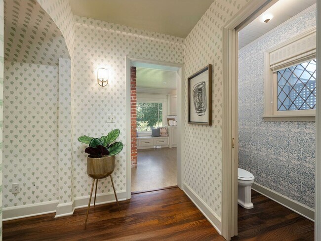 Building Photo - Gorgeous Victorian Home Ready to Rent! Hug...