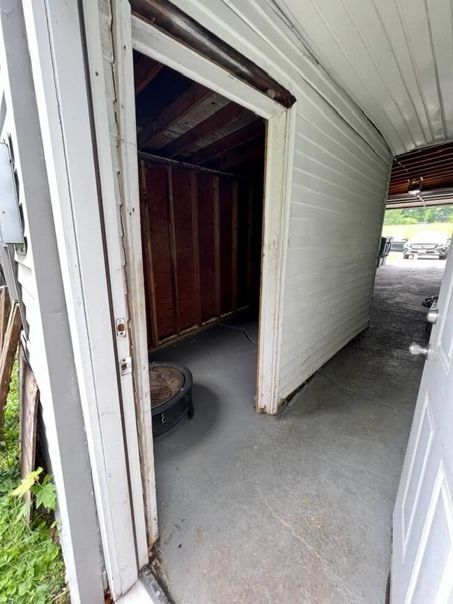 Building Photo - 2754 McCausland Ave