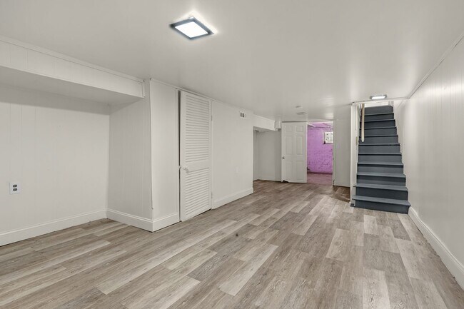 Building Photo - 2335 Lauretta Ave