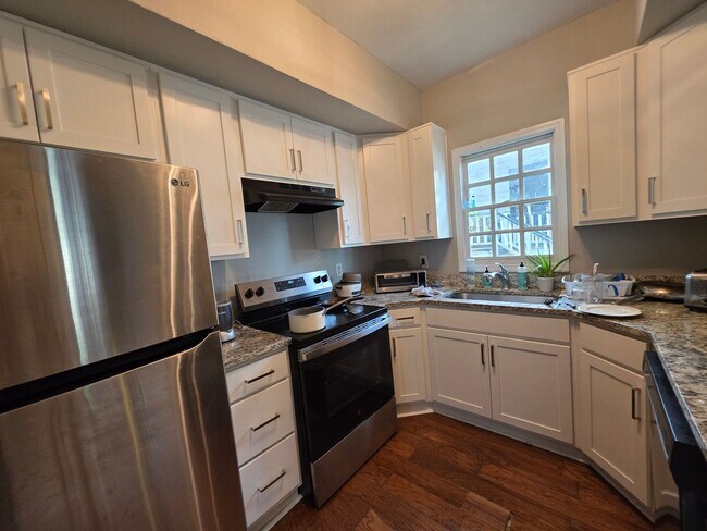 Building Photo - 183 Smith St