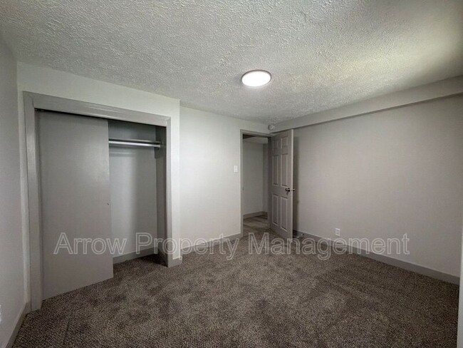 Building Photo - 622 New Hampshire St