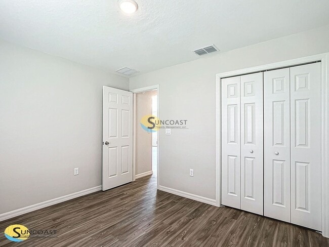 Building Photo - 14 Pine Trce