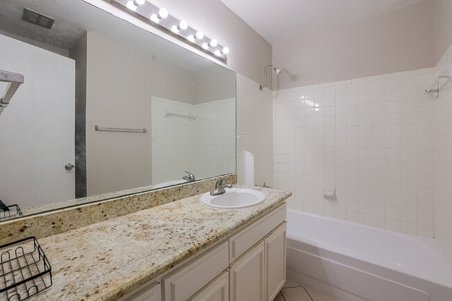 Building Photo - Updated 2 Bed, 2 Bath Townhome in North Dallas