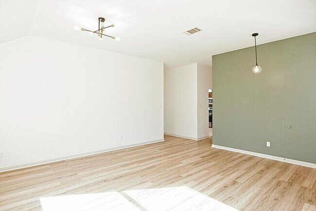 Building Photo - 105 Galloping Trail