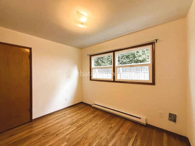 Building Photo - Charming 3-Bedroom Gem with Hardwood Floor...