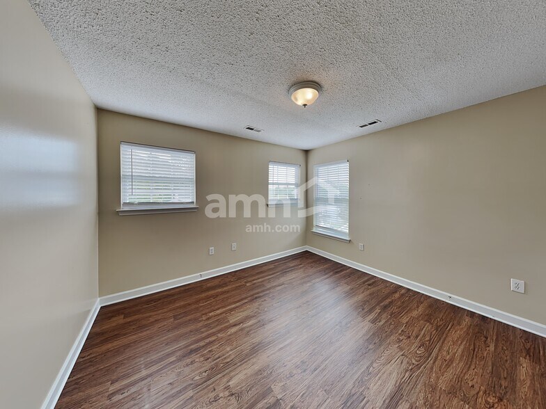 Building Photo - 341 Olde North Church Rd