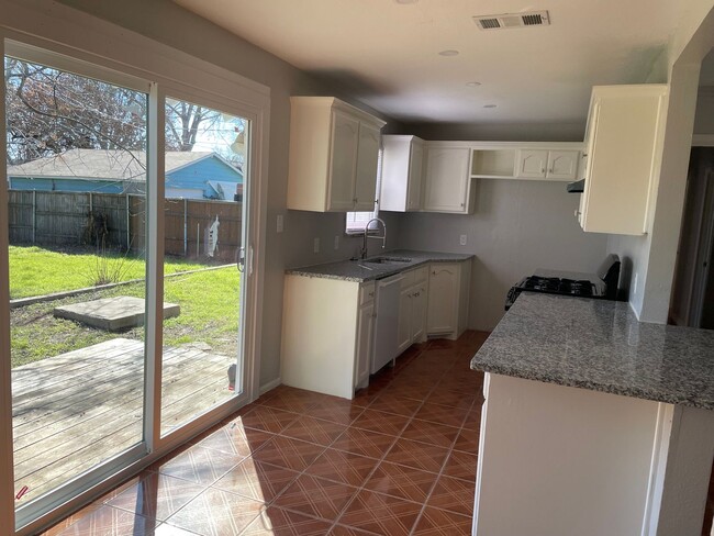 Building Photo - Cozy Home with good yard