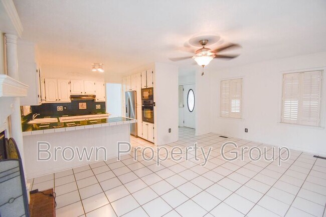 Building Photo - 805 Southview Cir