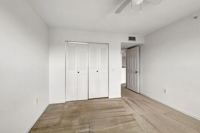 Building Photo - 920 Villa Cir