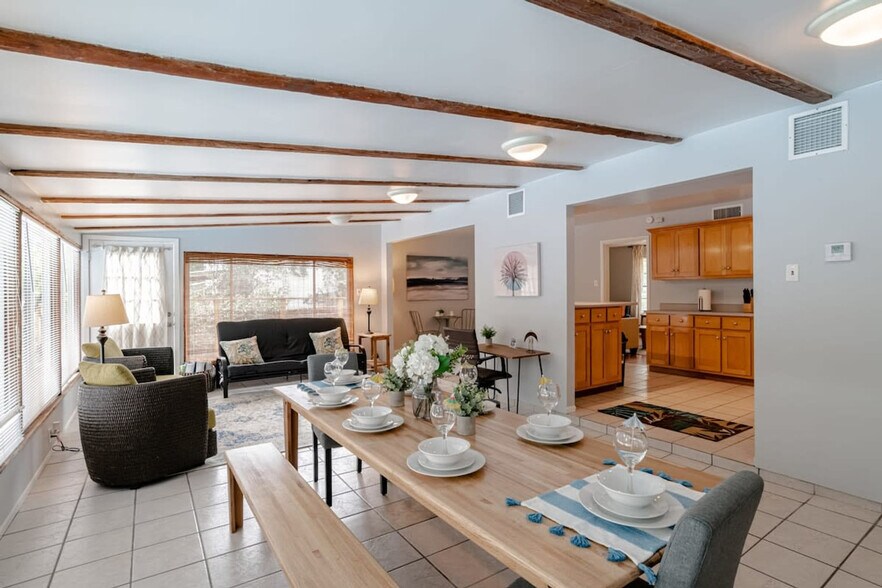 Building Photo - 304 N University Blvd