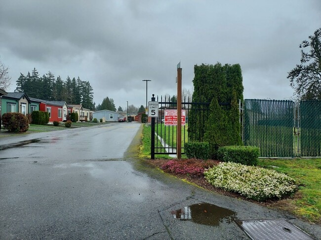 Building Photo - Available Now 3 bedroom, 2bath!!