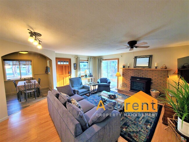 Building Photo - Charming Updated Fully Furnished Rental Av...